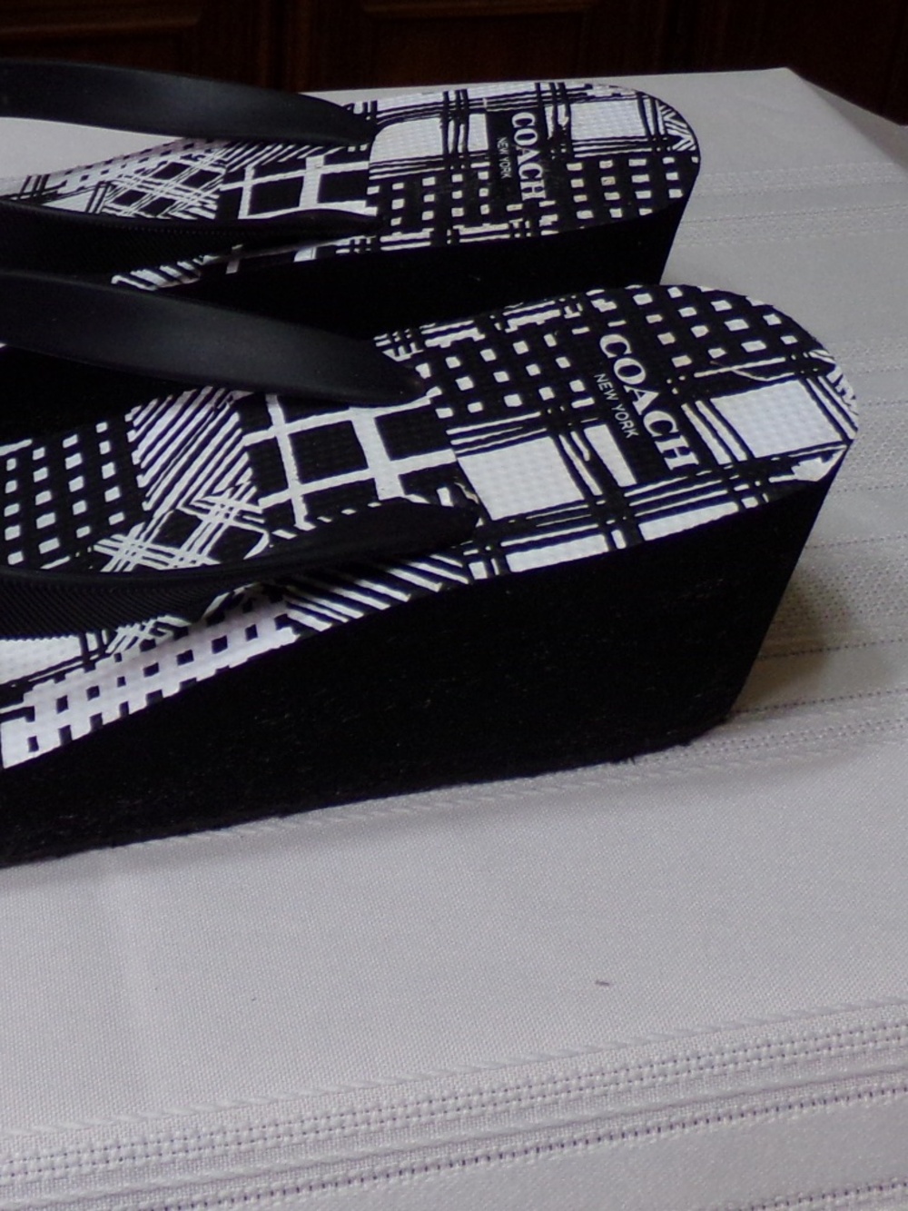 NWOB Coach New York Geometric Graphic Print Thong Bow Wedge Sandal Blk/Wh SzUS 7 - Picture 4 of 14